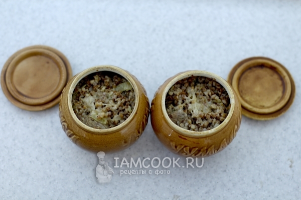 Готовая гречка с мясом в горшочке