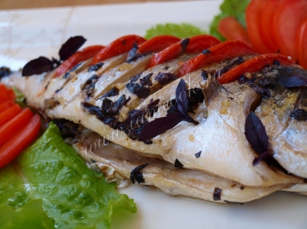 Запекаем рыбу дорадо с помидорами в духовке