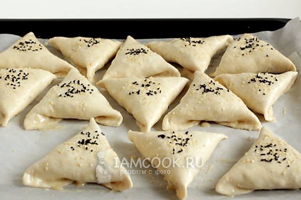 Смазать самсу яйцом и посыпать кунжутом