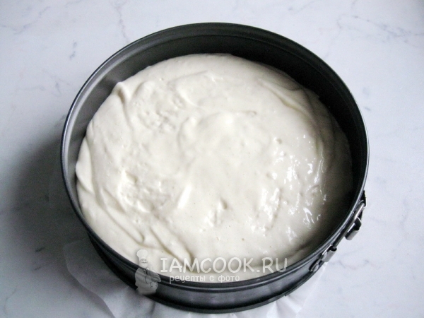 Выложить тесто в форму