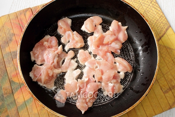 Обжарить куриное филе