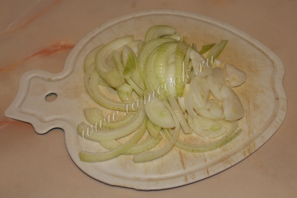 Нарезанный репчатый лук полукольцами