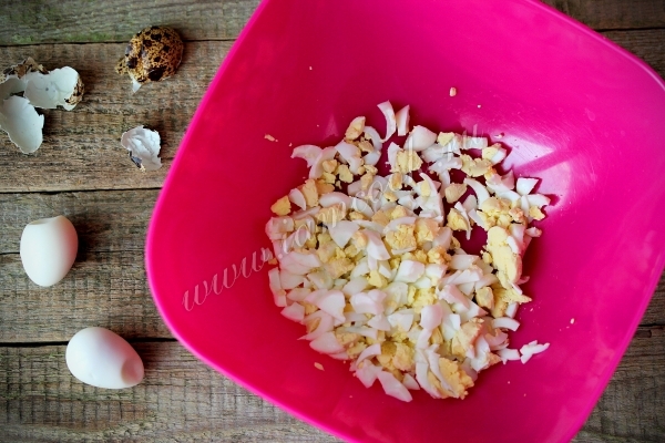 Яйца перепелиные порезанные