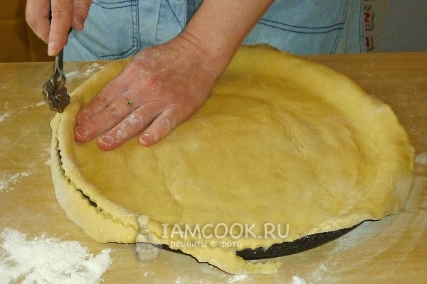 Обрезать края теста по размеру формы