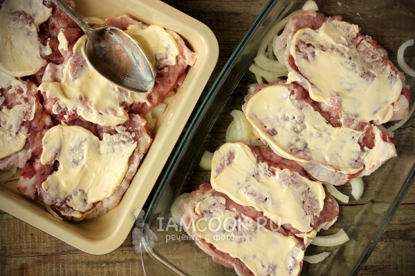 Уложить лук, мясо и майонез