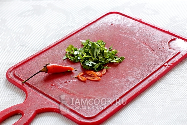 Порезать перец и зелень