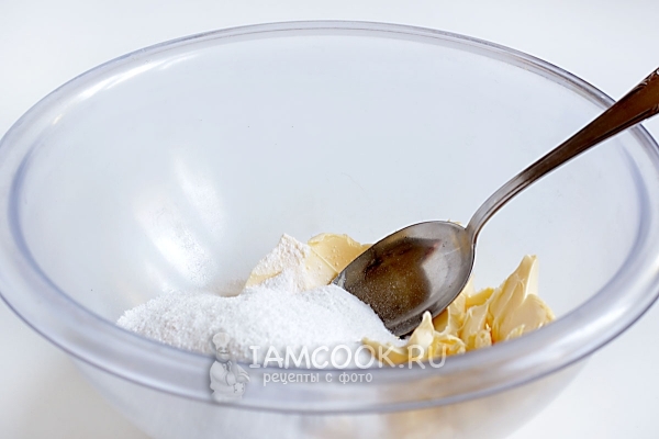 Смешать масло с сахарной пудрой