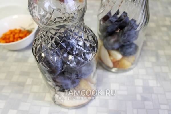 Положить в бутылки сливы, груши и облепиху