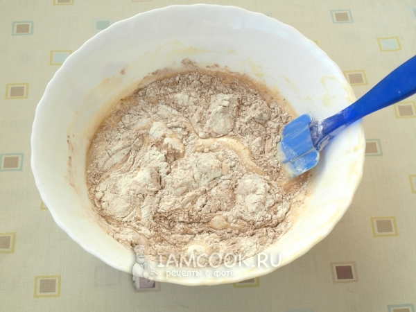 Замесить тесто на шоколадный бисквит