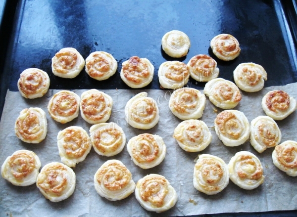 Спиральки с сыром запеченные