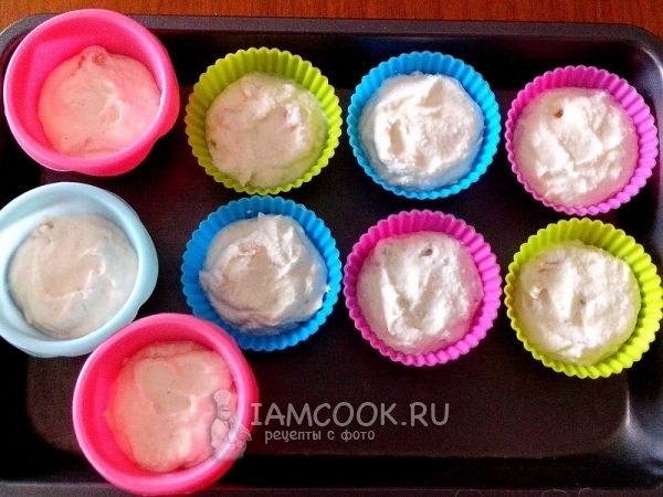 Переложить творожную массу в формочки