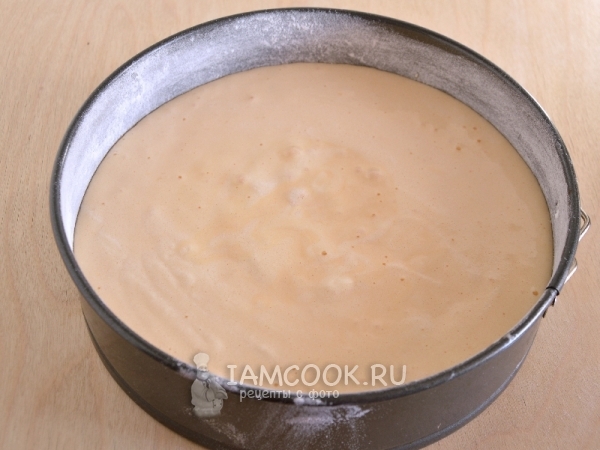 Перелить тесто в форму