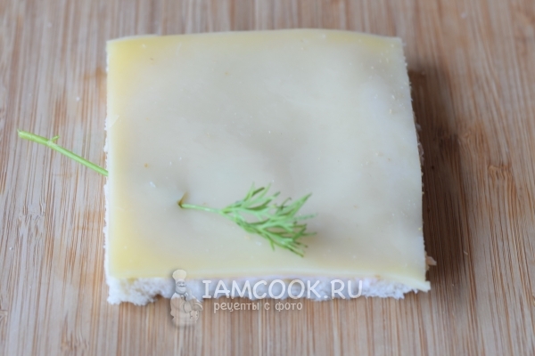 Вставить веточку укропа