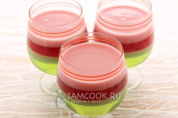 Влить красное желе со сливками