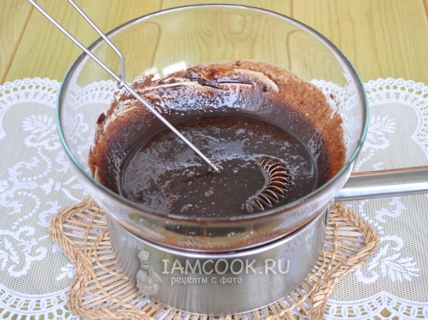 Всыпать какао и муку