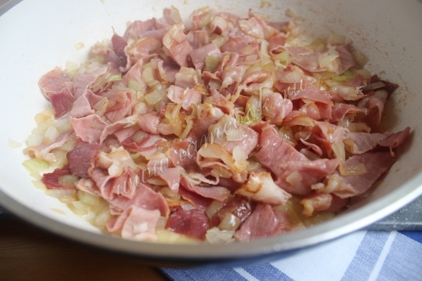 Обжарить лук с беконом