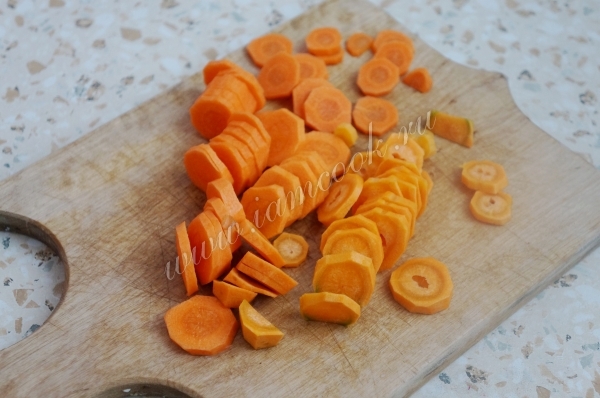 Морковь нарезать кружочками