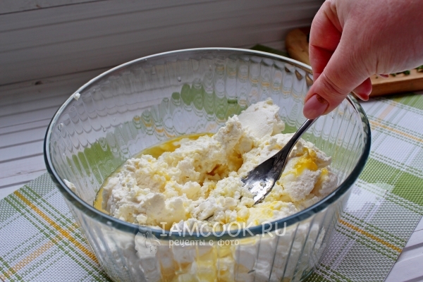 Положить творог и яйца