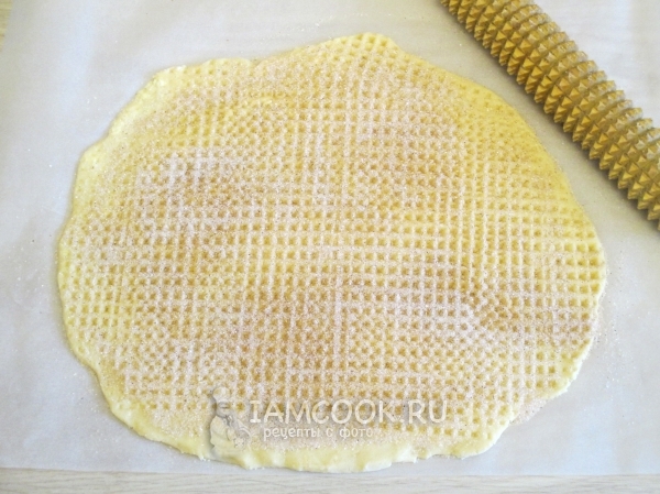 Прокатать тесто скалкой