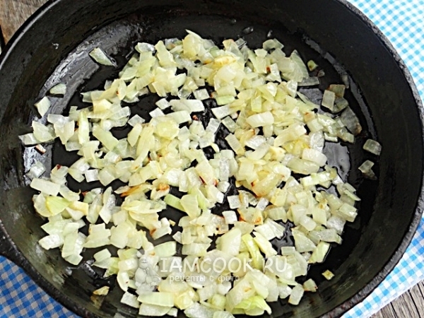 Обжарить лук
