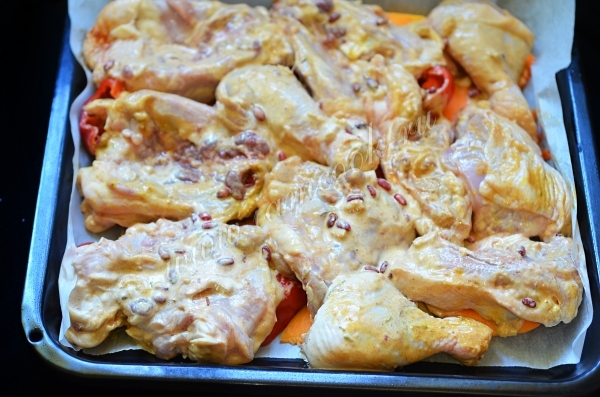 Выложить замаринованную курицу