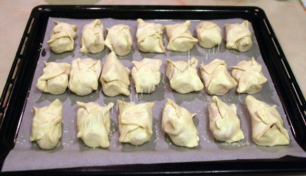 Слойки с сосисками на противне