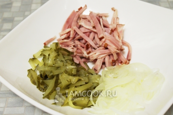 Соединить корейку, огурцы и лук