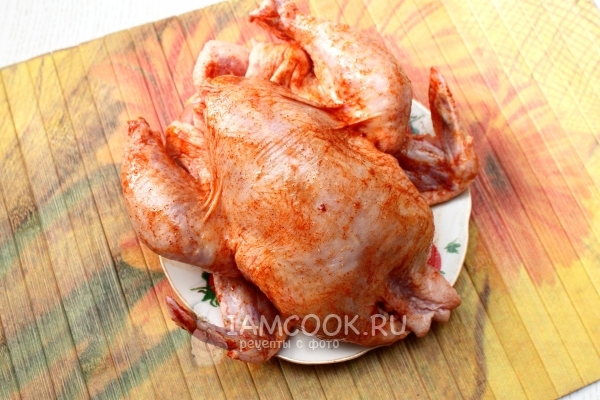 Натереть курицу специями