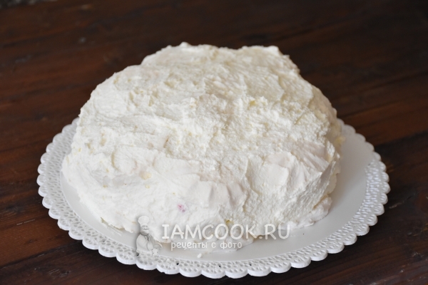 Покрыть торт сливками