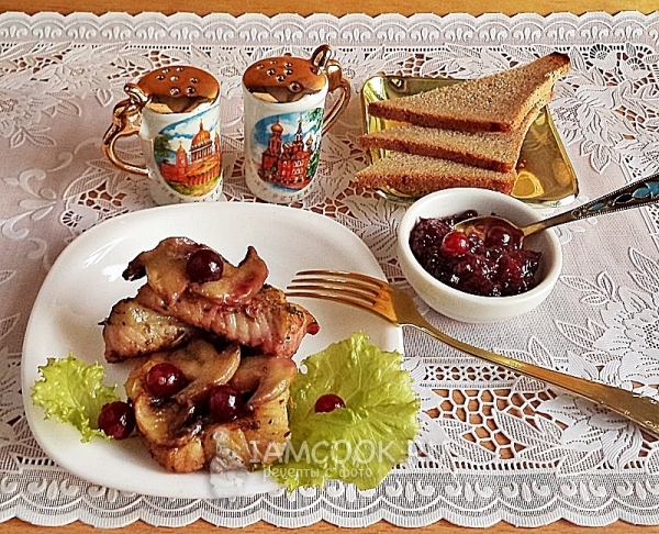 Готовый судак с грибами и клюквой