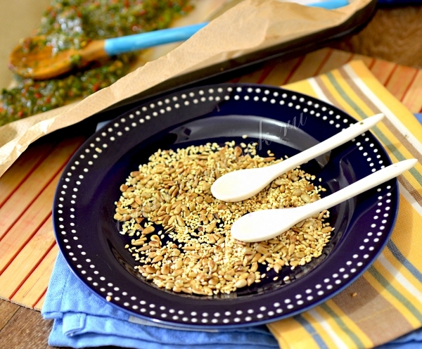 Добавить кунжут и семечки