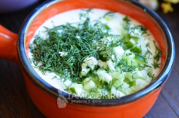 Положить чеснок, укроп и огурцы в простоквашу