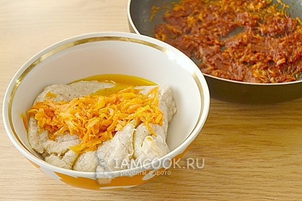 Соединить фарш с морковью