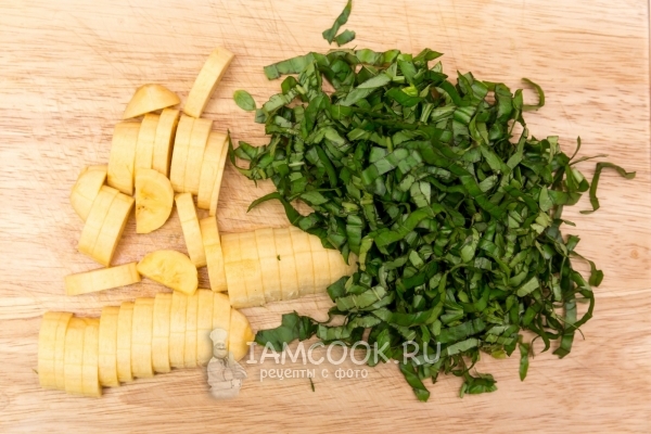 Порезать банан и базилик