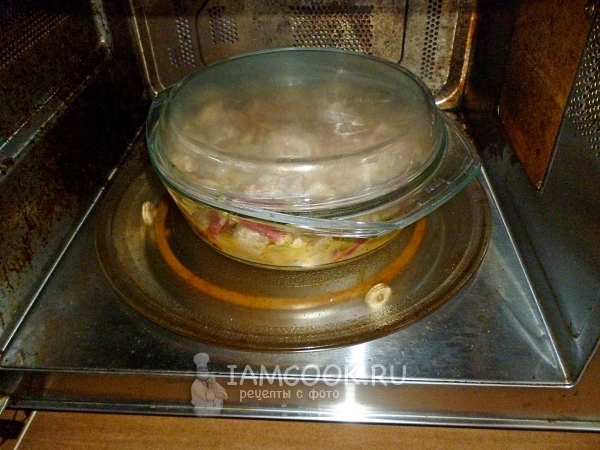 Поставить форму с мясом в духовку