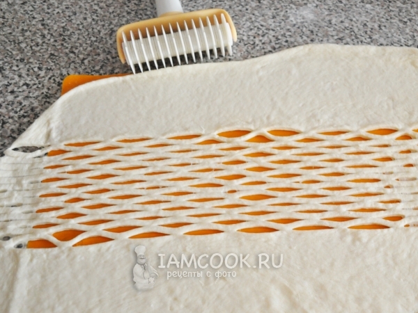 Прокатать тесто декоративным валиком