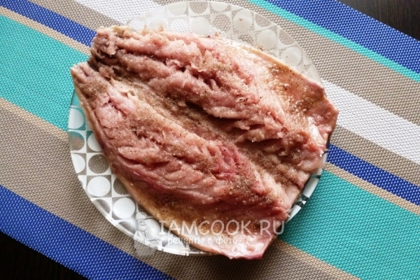 Посыпать рыбу специями