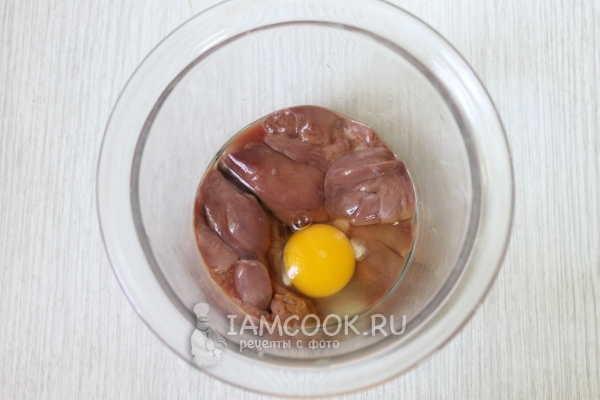 Смешать печень с яйцом