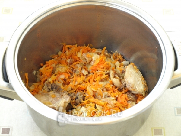 Переложить курицу с луком и морковью в кастрюлю