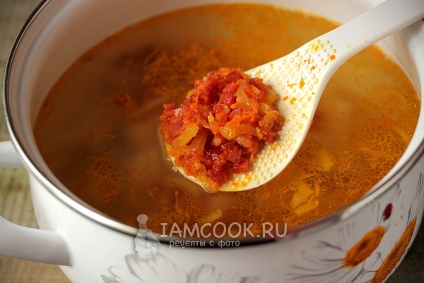 Обжарку выложить в кастрюлю