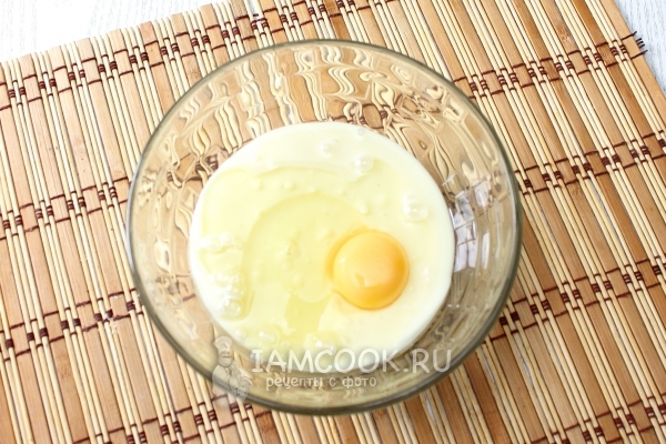 Соединить сгущенку с яйцом