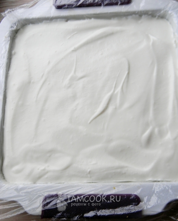 Положить на бисквит крем