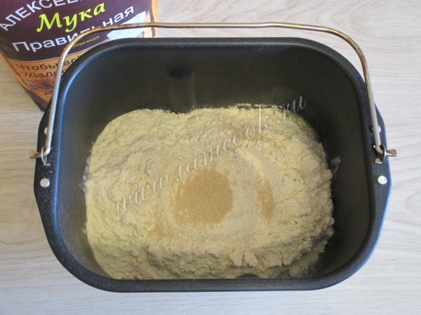 Добавить сахар, муку, дрожжи