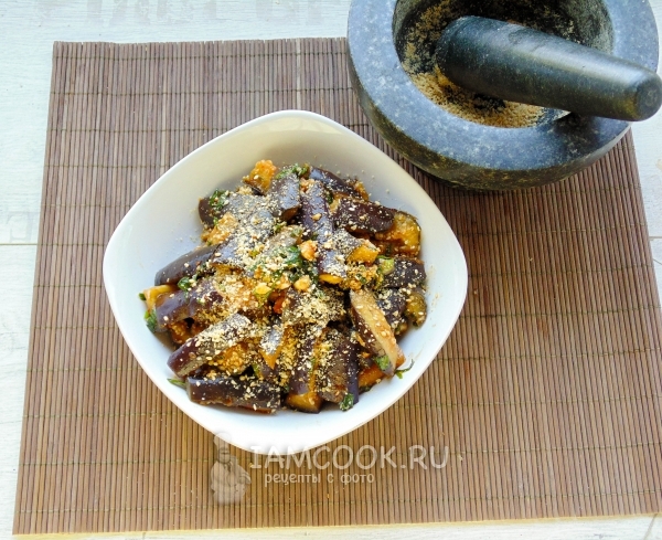 Положить заправку и кунжут