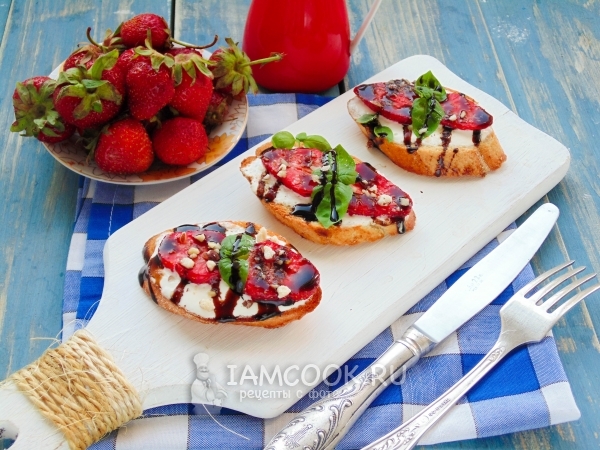 Фото брускетты с клубникой и базиликом