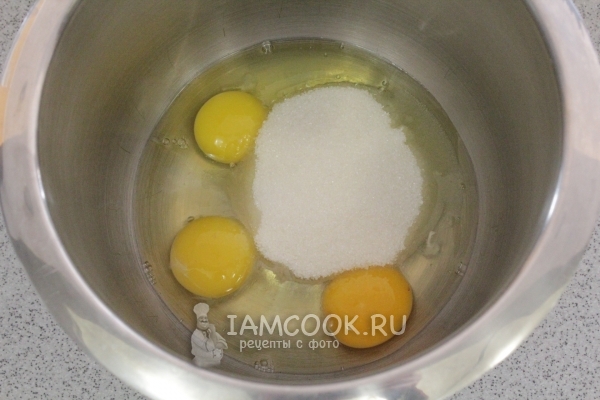 Соединить яйца с сахаром