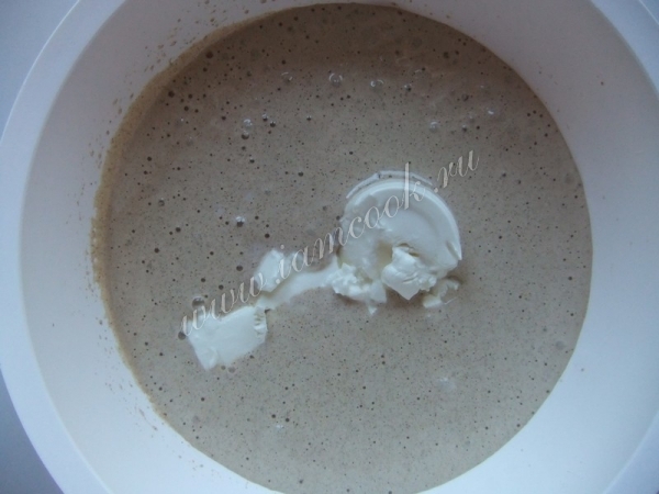 Добавить масло и сметану