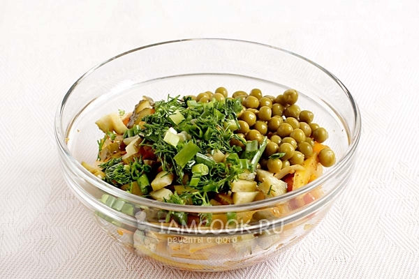 Положить зелень и специи