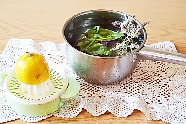 Выжать сок лимона