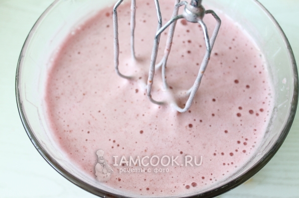 Всыпать сахарную пудру с содой и взбить